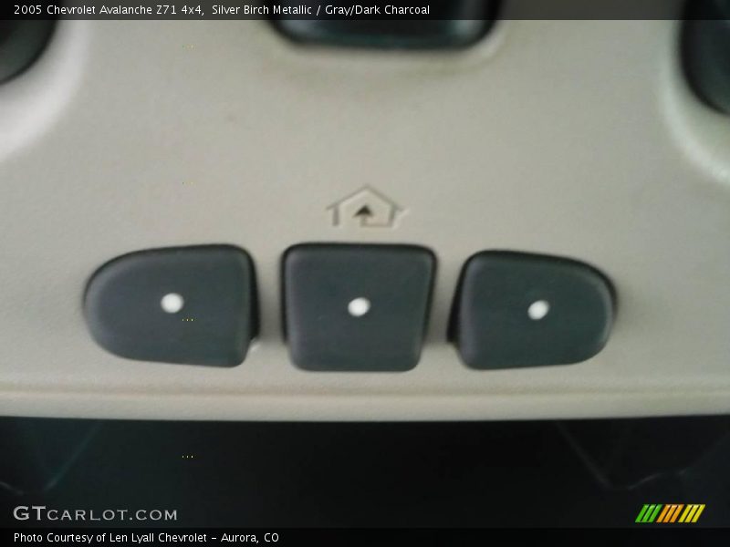 Silver Birch Metallic / Gray/Dark Charcoal 2005 Chevrolet Avalanche Z71 4x4