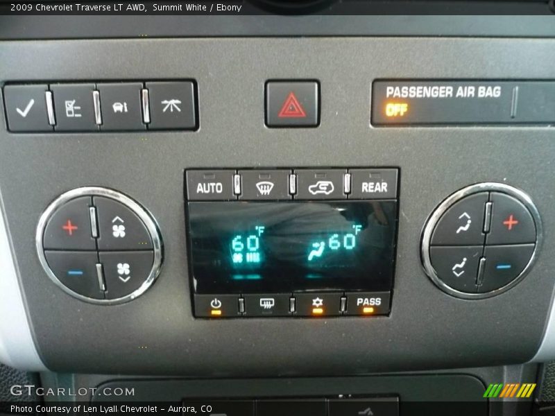 Summit White / Ebony 2009 Chevrolet Traverse LT AWD