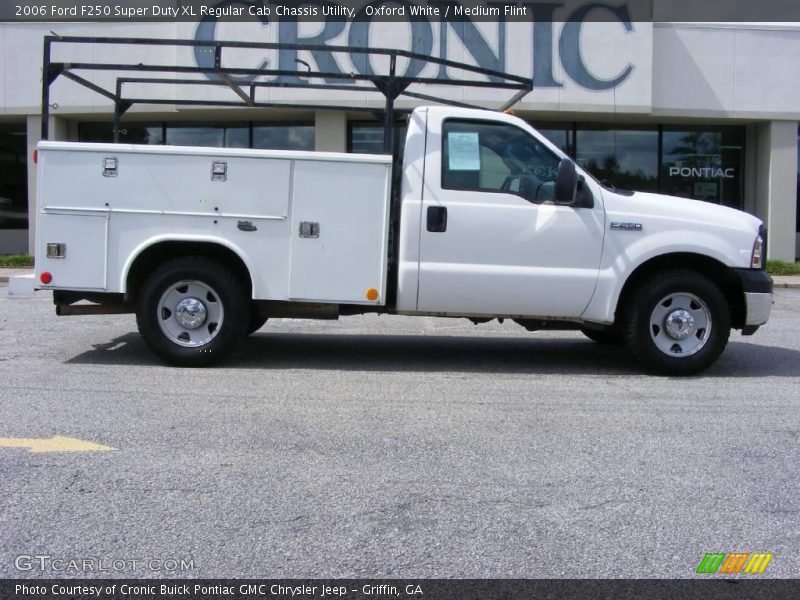 Oxford White / Medium Flint 2006 Ford F250 Super Duty XL Regular Cab Chassis Utility