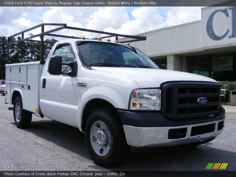 Oxford White / Medium Flint 2006 Ford F250 Super Duty XL Regular Cab Chassis Utility