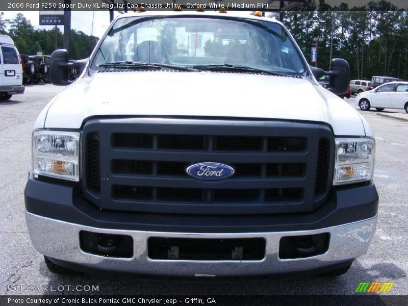 Oxford White / Medium Flint 2006 Ford F250 Super Duty XL Regular Cab Chassis Utility