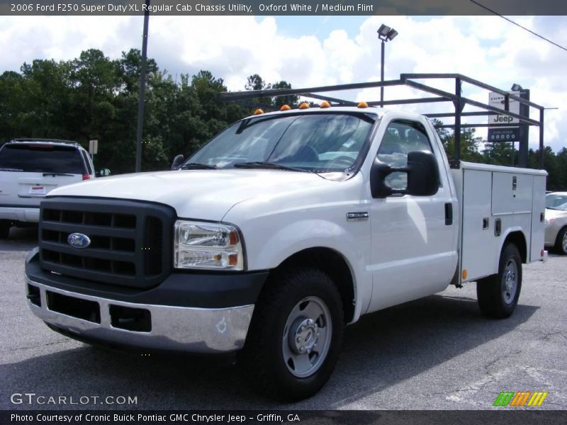 Oxford White / Medium Flint 2006 Ford F250 Super Duty XL Regular Cab Chassis Utility