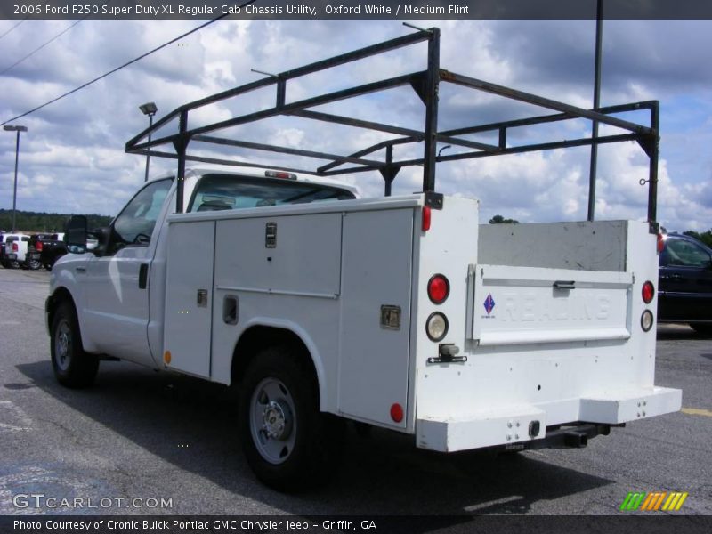 Oxford White / Medium Flint 2006 Ford F250 Super Duty XL Regular Cab Chassis Utility