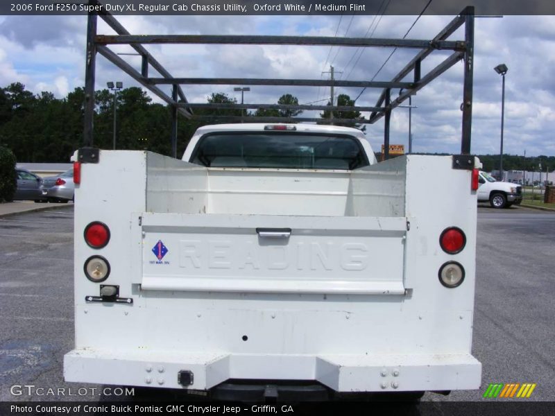Oxford White / Medium Flint 2006 Ford F250 Super Duty XL Regular Cab Chassis Utility