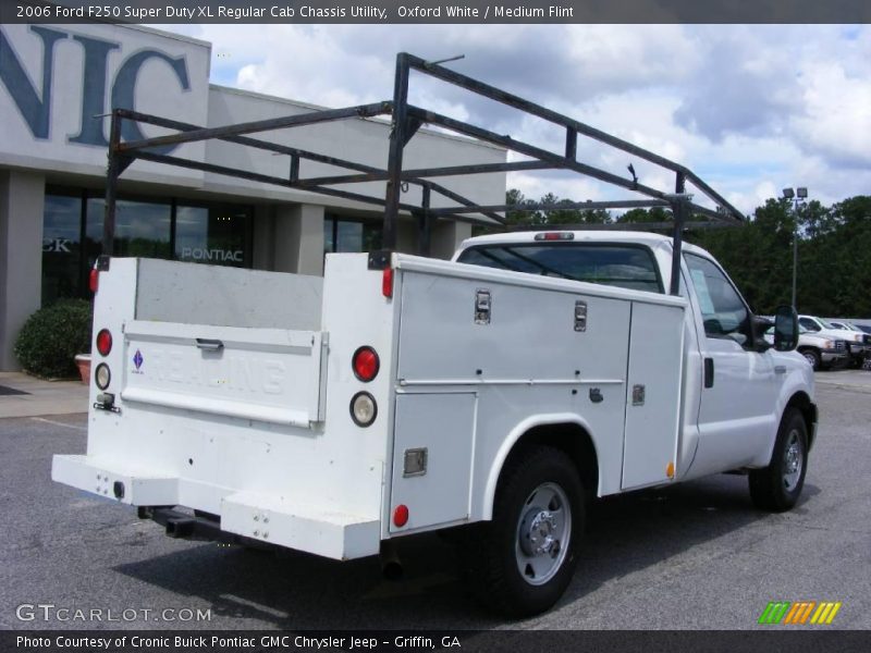 Oxford White / Medium Flint 2006 Ford F250 Super Duty XL Regular Cab Chassis Utility
