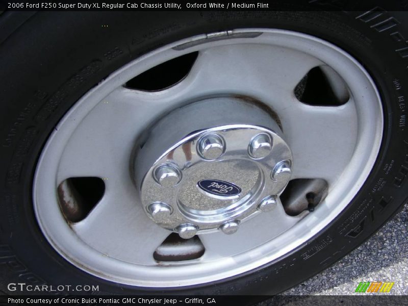 Oxford White / Medium Flint 2006 Ford F250 Super Duty XL Regular Cab Chassis Utility
