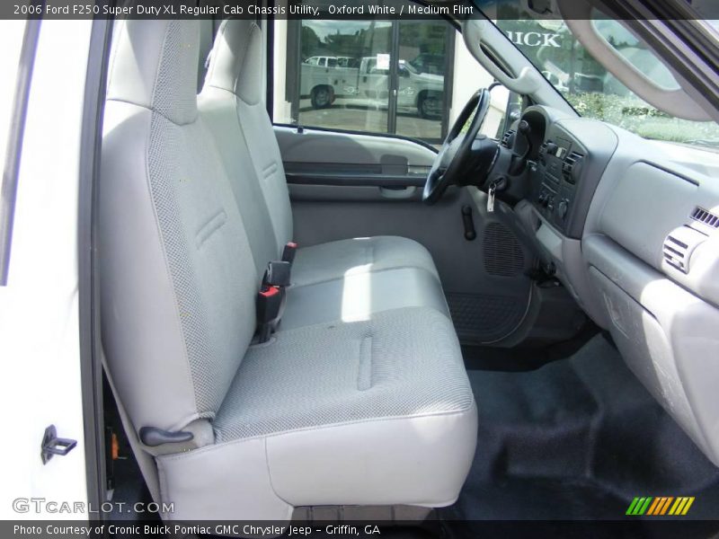 Oxford White / Medium Flint 2006 Ford F250 Super Duty XL Regular Cab Chassis Utility