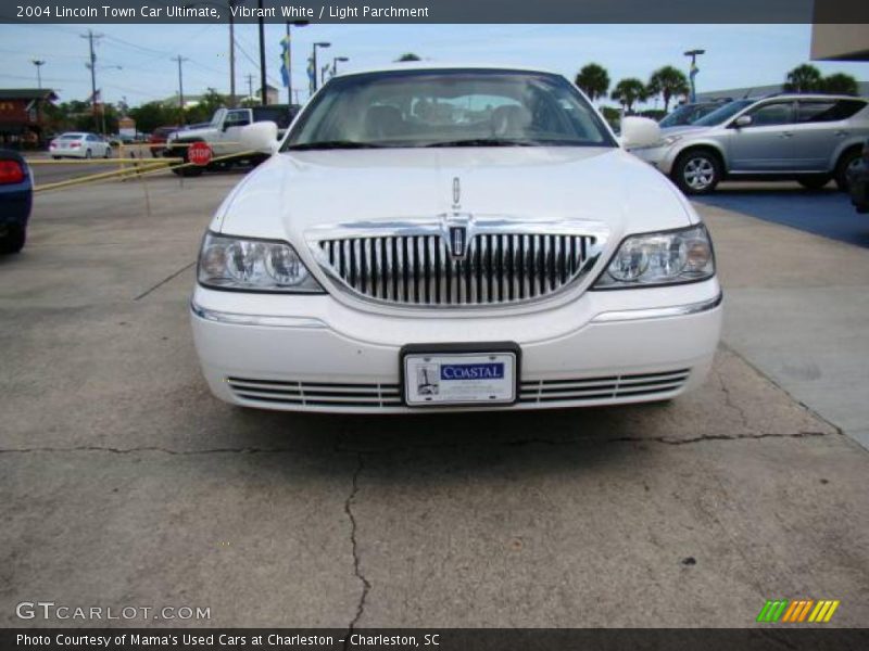 Vibrant White / Light Parchment 2004 Lincoln Town Car Ultimate
