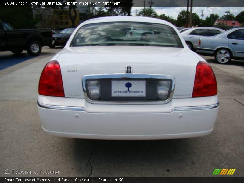 Vibrant White / Light Parchment 2004 Lincoln Town Car Ultimate