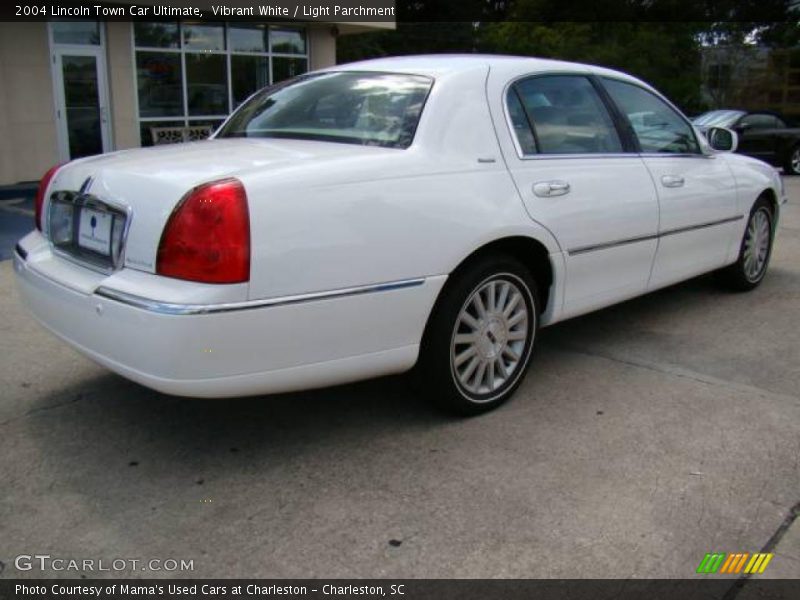 Vibrant White / Light Parchment 2004 Lincoln Town Car Ultimate