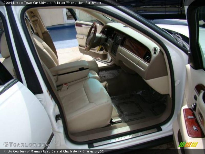 Vibrant White / Light Parchment 2004 Lincoln Town Car Ultimate