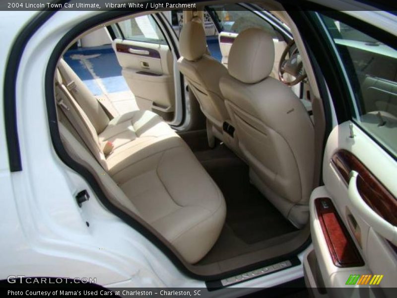 Vibrant White / Light Parchment 2004 Lincoln Town Car Ultimate