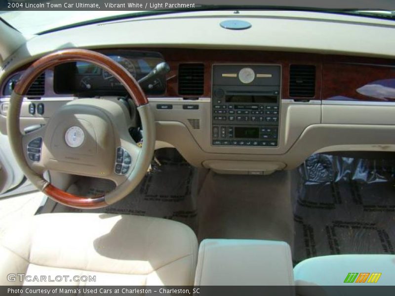 Vibrant White / Light Parchment 2004 Lincoln Town Car Ultimate