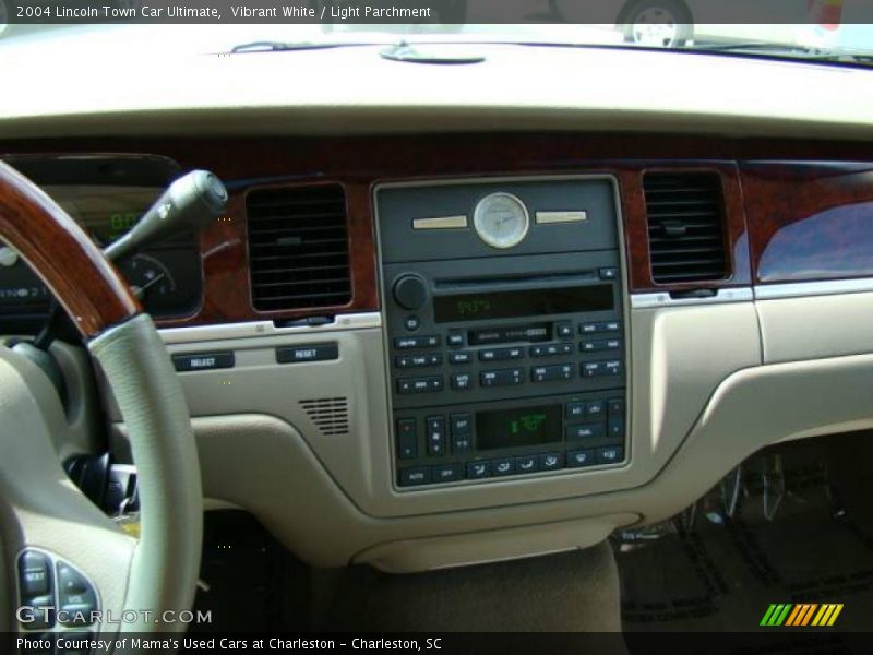 Vibrant White / Light Parchment 2004 Lincoln Town Car Ultimate