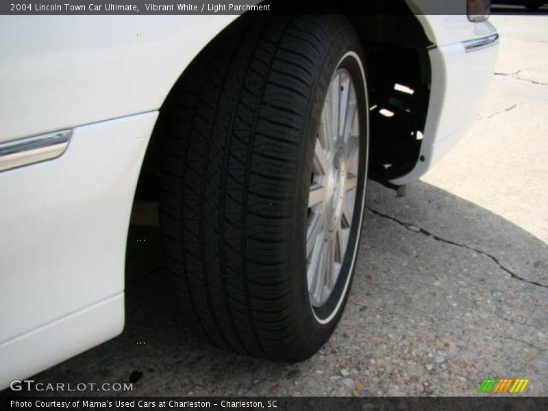 Vibrant White / Light Parchment 2004 Lincoln Town Car Ultimate