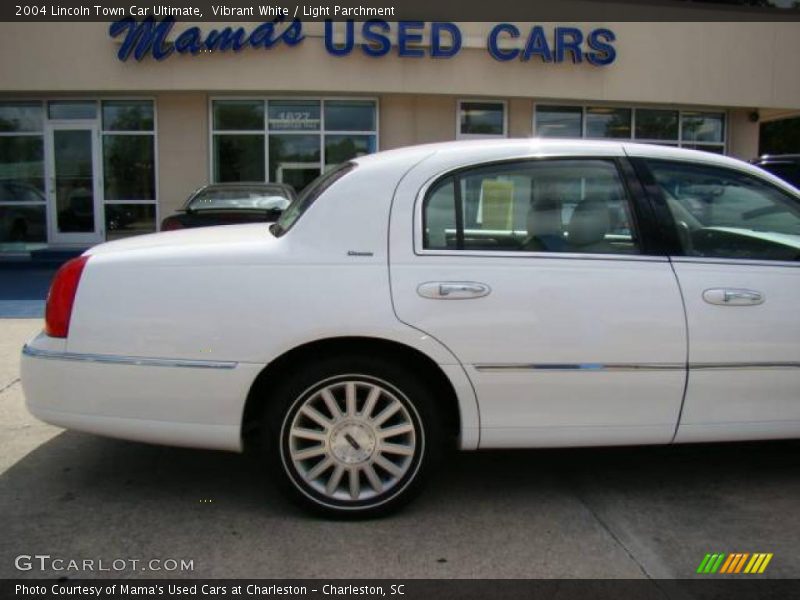 Vibrant White / Light Parchment 2004 Lincoln Town Car Ultimate