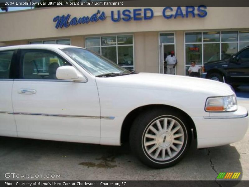 Vibrant White / Light Parchment 2004 Lincoln Town Car Ultimate