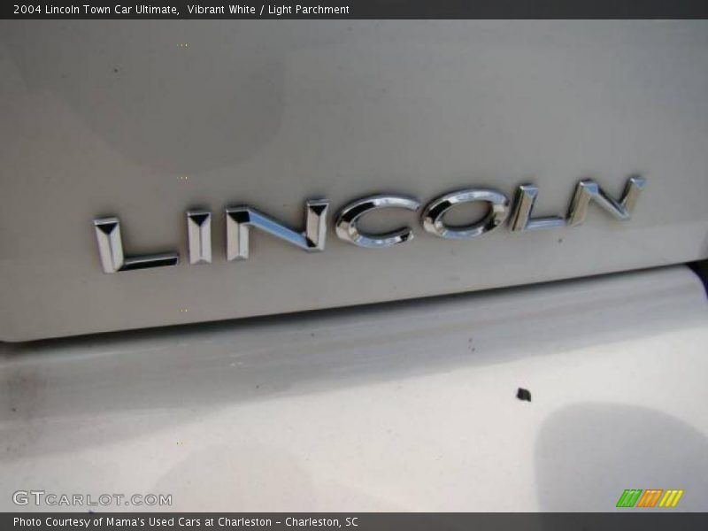 Vibrant White / Light Parchment 2004 Lincoln Town Car Ultimate