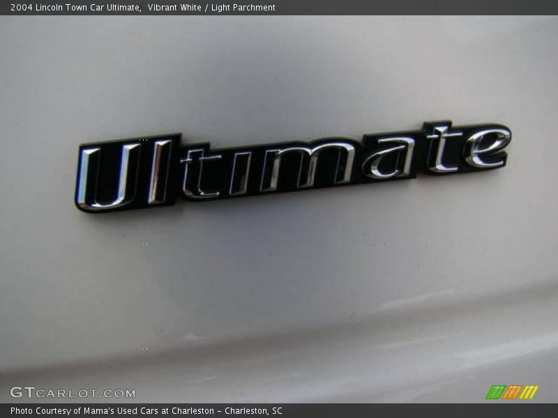 Vibrant White / Light Parchment 2004 Lincoln Town Car Ultimate