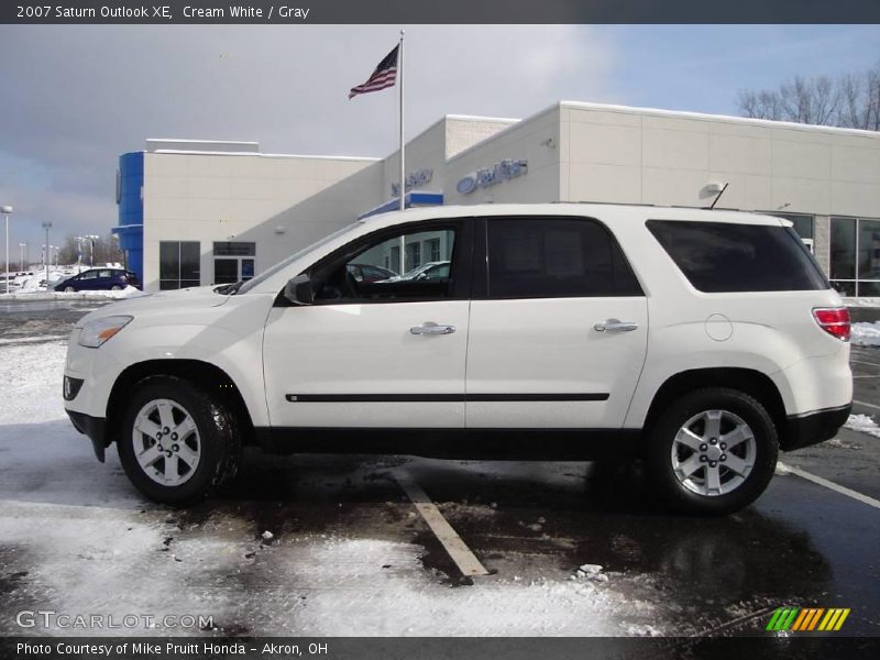 Cream White / Gray 2007 Saturn Outlook XE