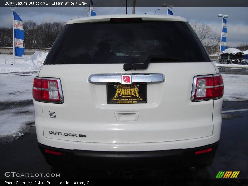 Cream White / Gray 2007 Saturn Outlook XE