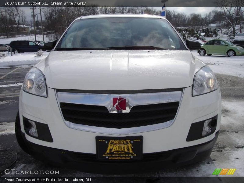 Cream White / Gray 2007 Saturn Outlook XE