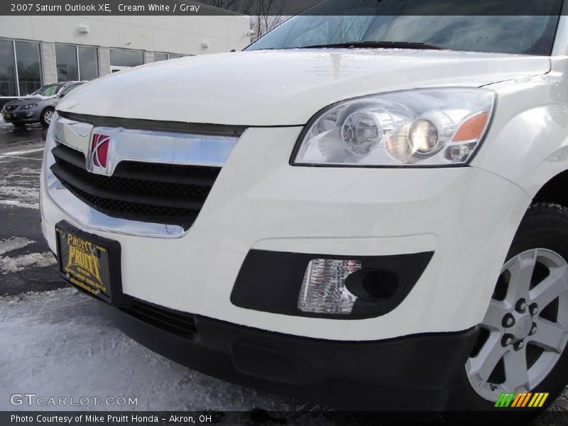 Cream White / Gray 2007 Saturn Outlook XE