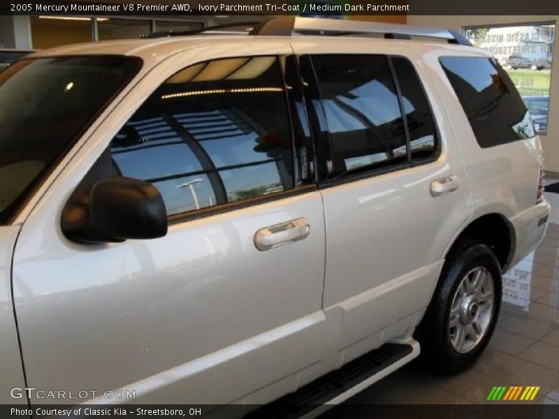 Ivory Parchment Tri-Coat / Medium Dark Parchment 2005 Mercury Mountaineer V8 Premier AWD