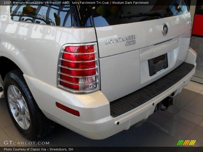 Ivory Parchment Tri-Coat / Medium Dark Parchment 2005 Mercury Mountaineer V8 Premier AWD