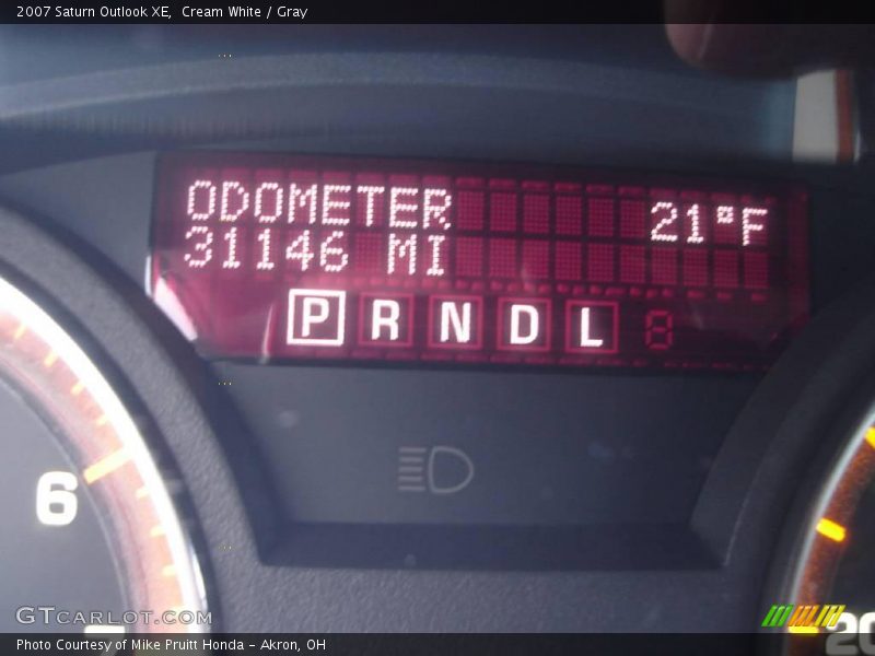 Cream White / Gray 2007 Saturn Outlook XE