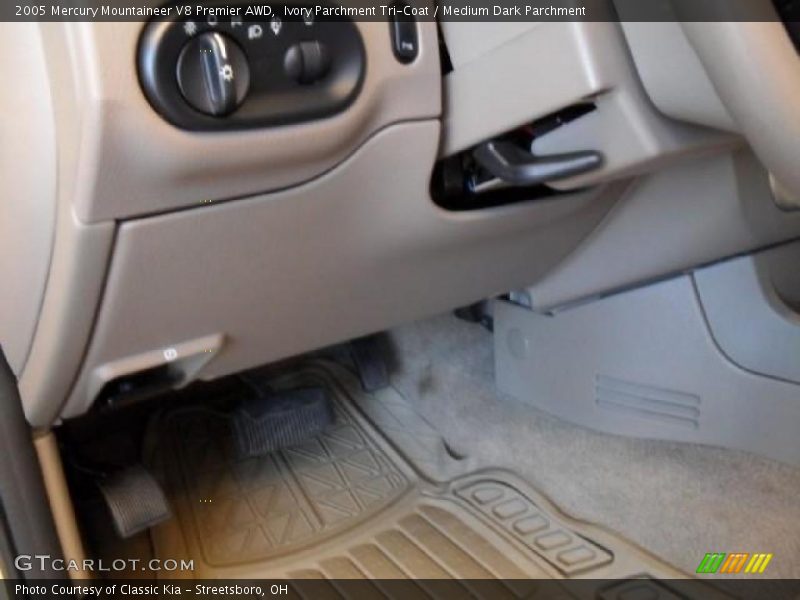 Ivory Parchment Tri-Coat / Medium Dark Parchment 2005 Mercury Mountaineer V8 Premier AWD