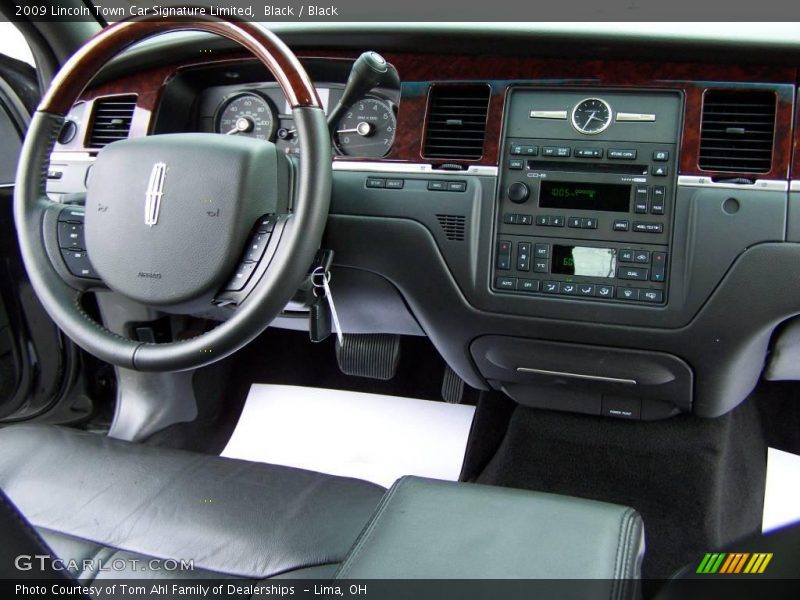 Black / Black 2009 Lincoln Town Car Signature Limited