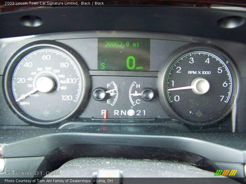 Black / Black 2009 Lincoln Town Car Signature Limited