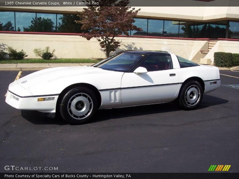 White / Carmine Red 1985 Chevrolet Corvette Coupe