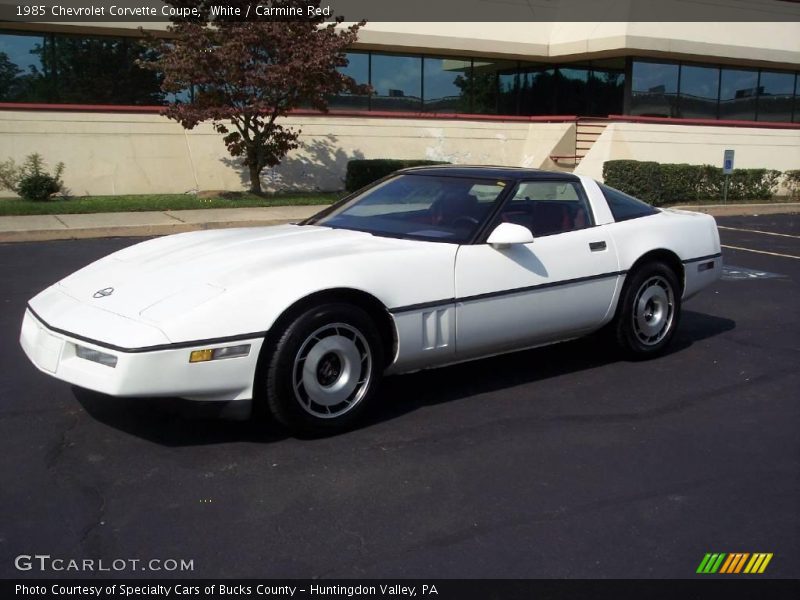 White / Carmine Red 1985 Chevrolet Corvette Coupe