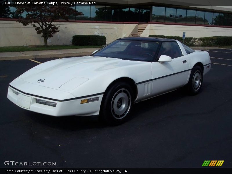 White / Carmine Red 1985 Chevrolet Corvette Coupe
