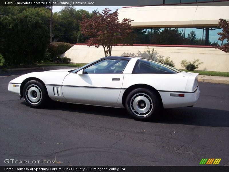 White / Carmine Red 1985 Chevrolet Corvette Coupe