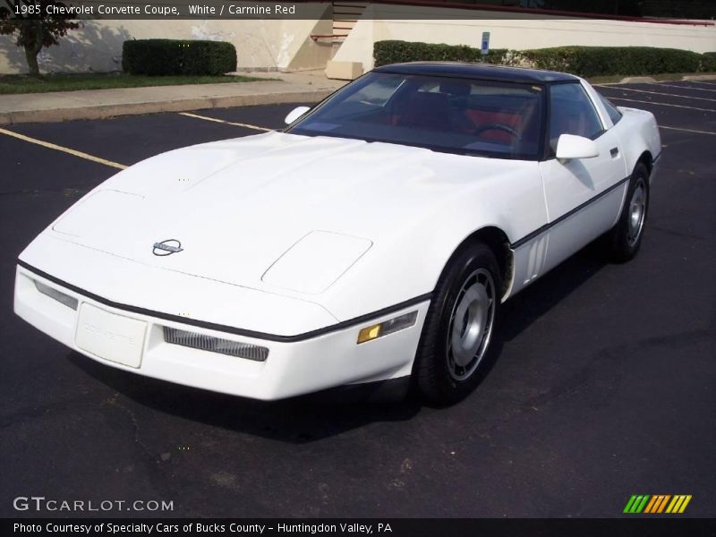 White / Carmine Red 1985 Chevrolet Corvette Coupe