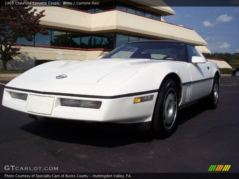 White / Carmine Red 1985 Chevrolet Corvette Coupe