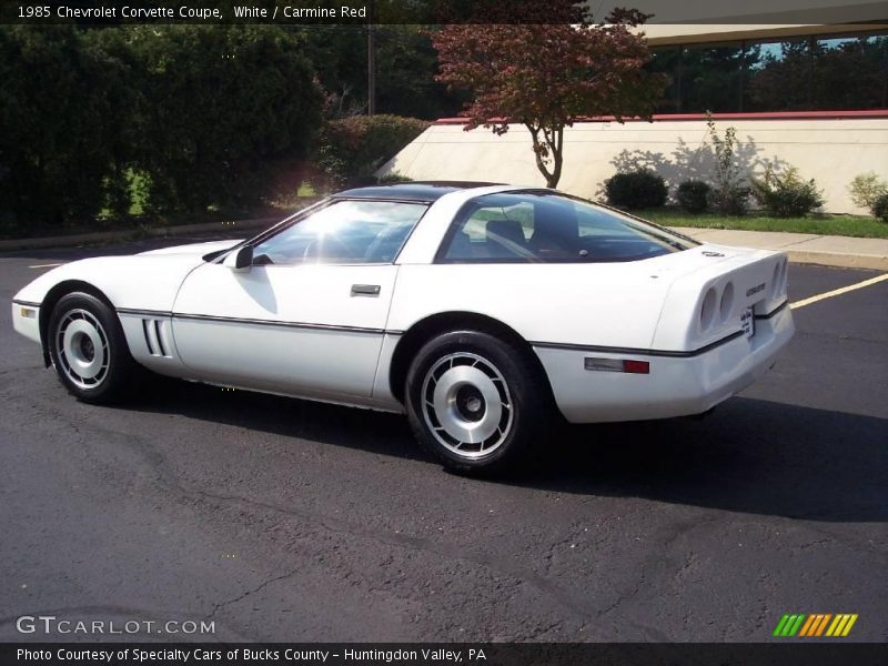 White / Carmine Red 1985 Chevrolet Corvette Coupe