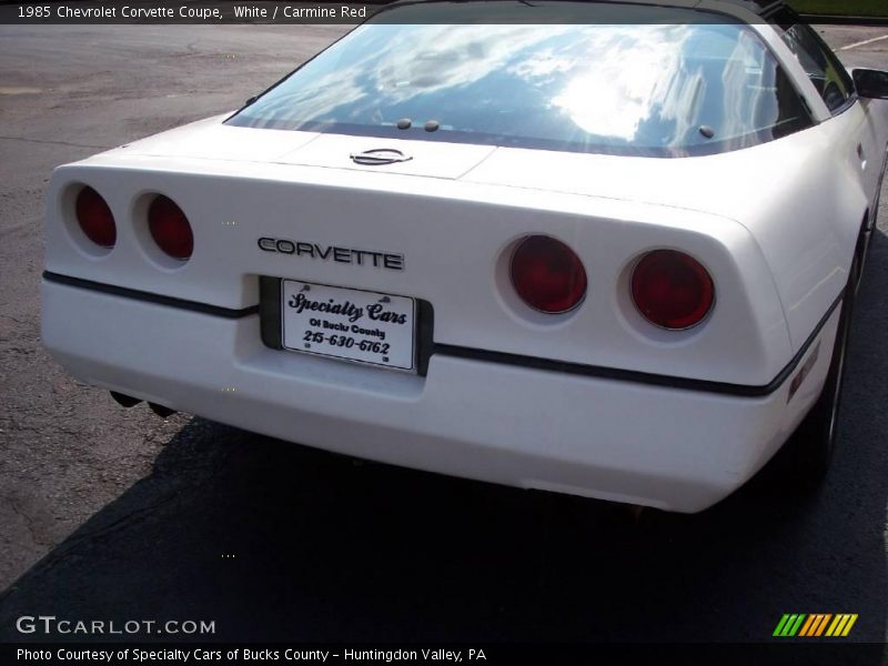 White / Carmine Red 1985 Chevrolet Corvette Coupe
