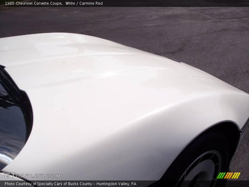 White / Carmine Red 1985 Chevrolet Corvette Coupe