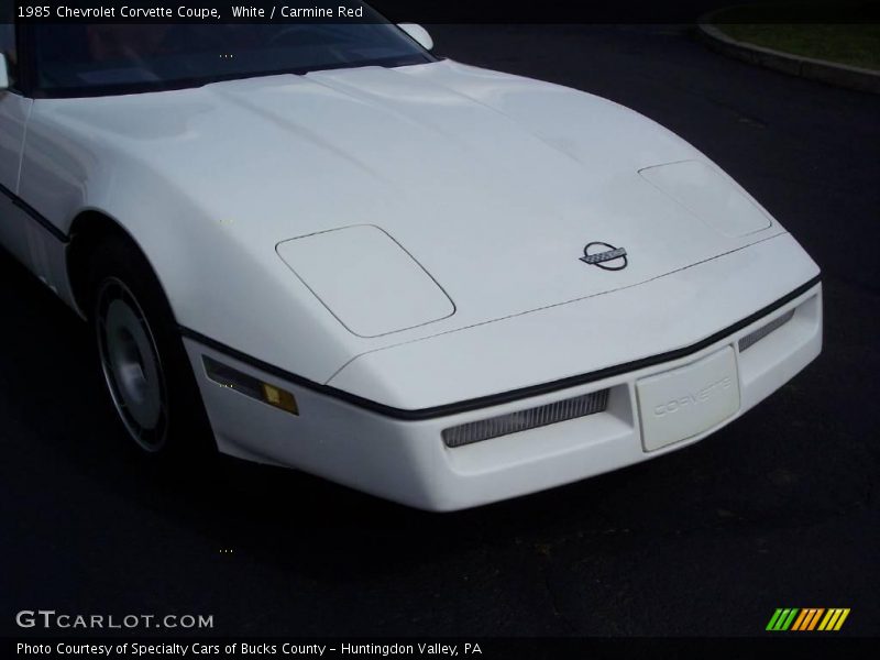White / Carmine Red 1985 Chevrolet Corvette Coupe