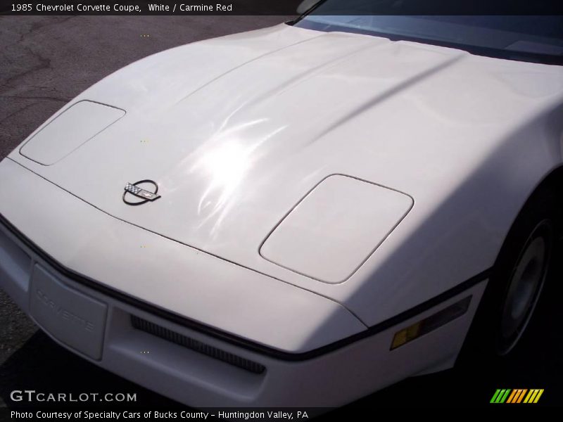 White / Carmine Red 1985 Chevrolet Corvette Coupe