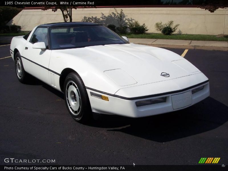 White / Carmine Red 1985 Chevrolet Corvette Coupe