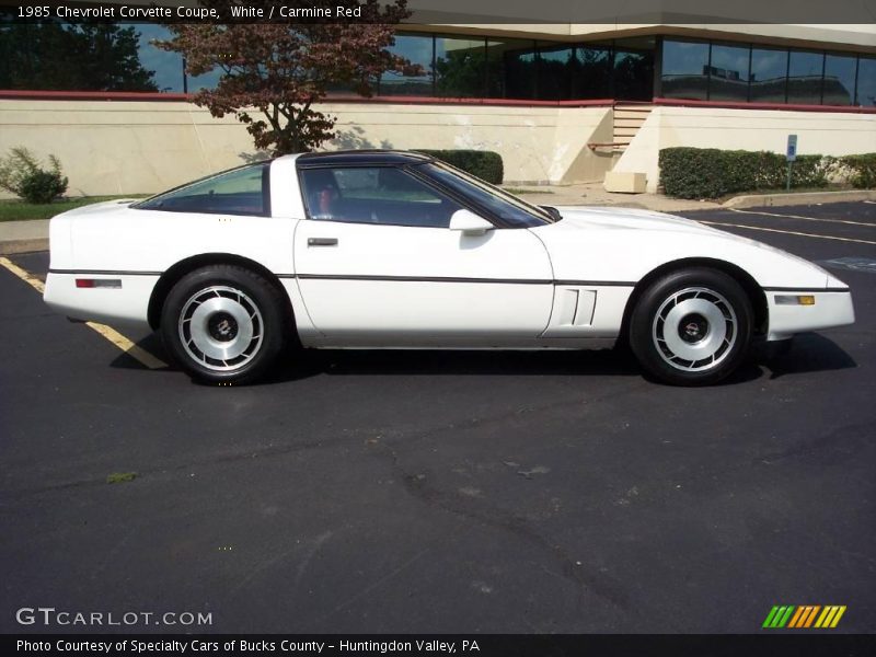White / Carmine Red 1985 Chevrolet Corvette Coupe