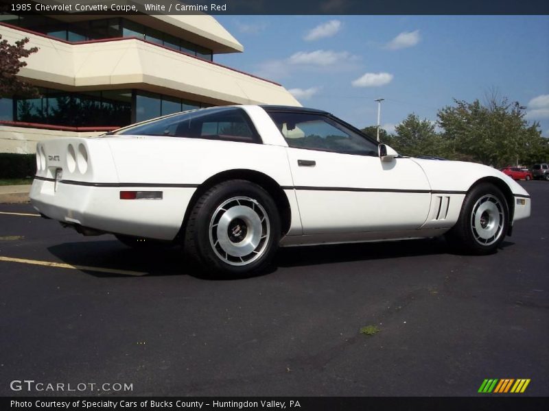 White / Carmine Red 1985 Chevrolet Corvette Coupe