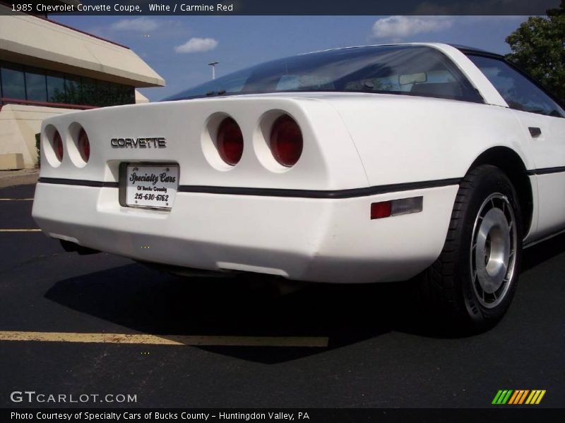 White / Carmine Red 1985 Chevrolet Corvette Coupe