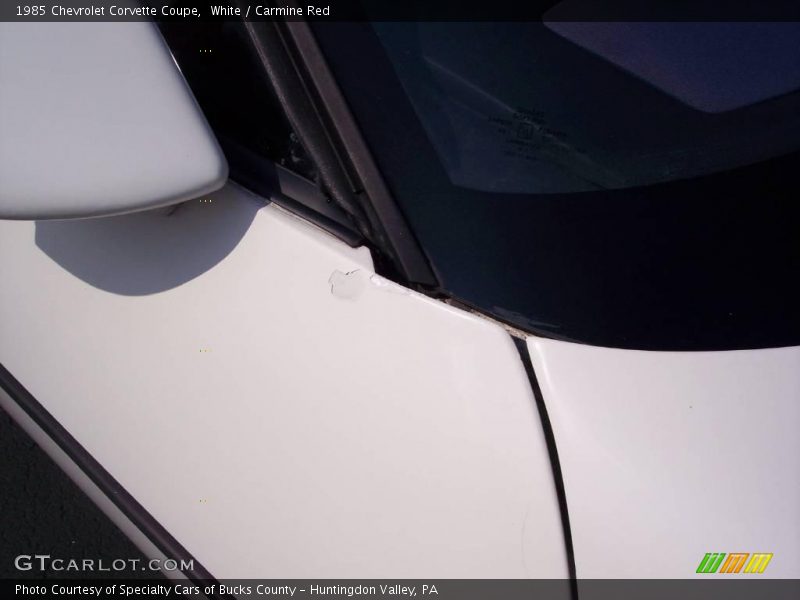 White / Carmine Red 1985 Chevrolet Corvette Coupe