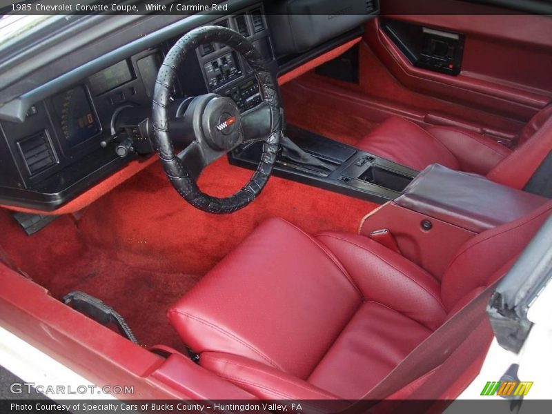 White / Carmine Red 1985 Chevrolet Corvette Coupe